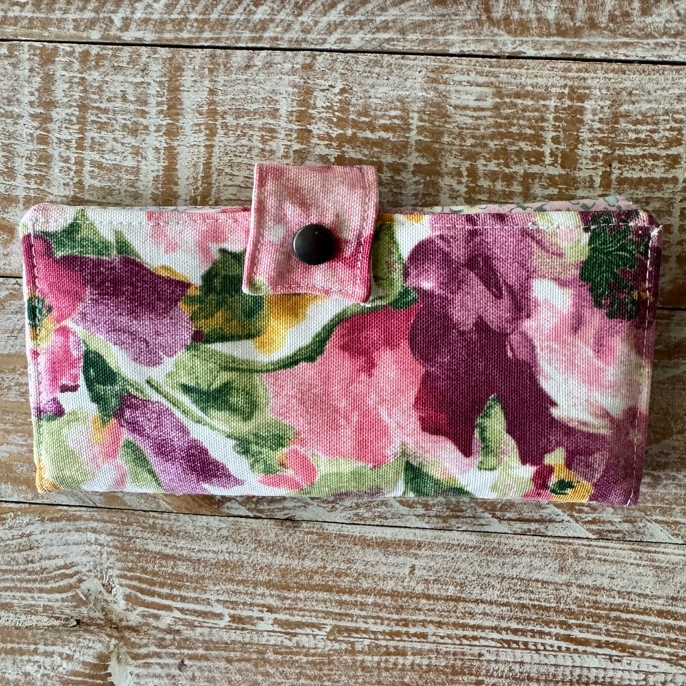 🌸Handmade Floral Wallet Clutch | Snap & Zipper & Card Organizer🌸~ 7.5” x 4”NWOT